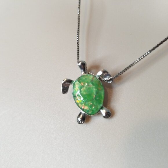 pretty Green Turtle with Silver Chain - Picture 6 of 10